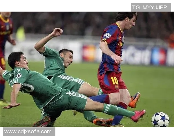 球星足球场上竖中指事件引发热议 社会舆论与体育道德的双重反思