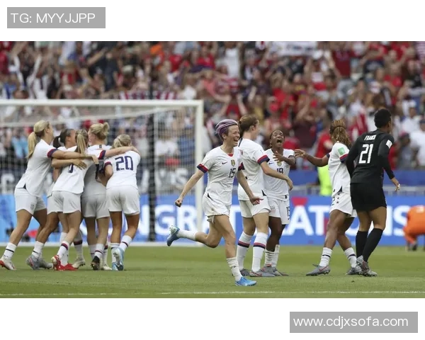 美国女足球星荣获年度最佳球员奖项举杯庆祝瞬间