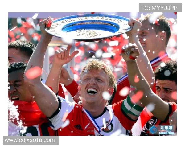 聚焦绿茵巨星精彩瞬间打造独具收藏价值的足球球星小型卡片