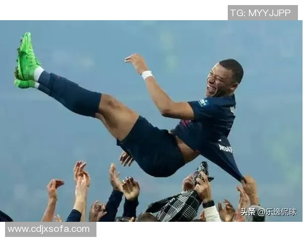 足球明星因场上行为不当被罚站引发热议，球迷纷纷讨论处罚尺度是否合理