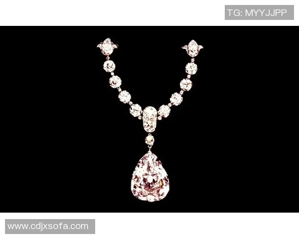 足球明星项链设计理念：融合个性与荣耀的独特标志展示