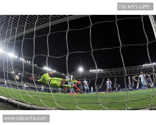 足球球星入场瞬间:聚焦精彩瞬间与激情时刻的视觉盛宴 足球球星入场瞬间:聚焦精彩瞬间与激情时刻的视觉盛宴